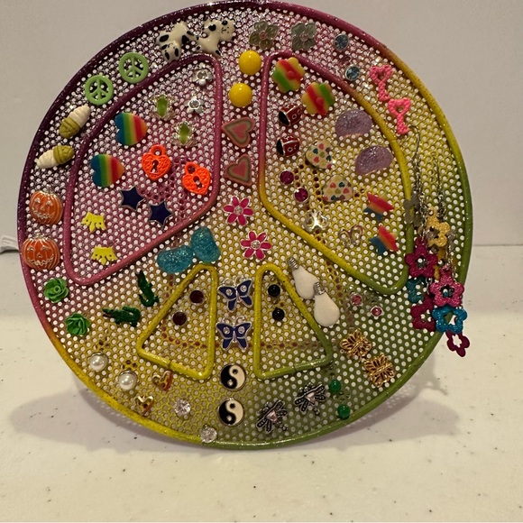 Girl’s Peace Sign Earrings holder / stand w/ over 35 pairs of earrings - Picture 2 of 9